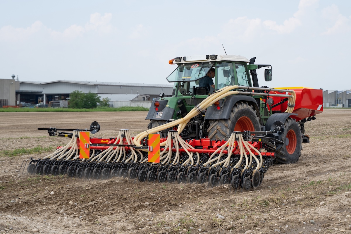 Tramoggia frontale SVA Elektro abbinata alla barra di semina MSD FTC per la semina a file dei cereali